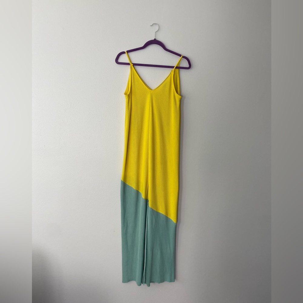 Gorgeous textured Zara dress. Perfect for an island getaway!